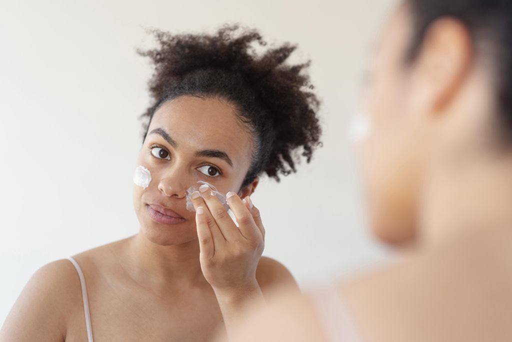 Pessoa aplicando creme facial