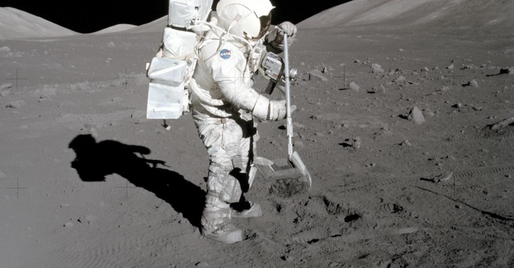A poeira lunar fica impregnada em trajes espaciais e afeta a estrutura deles (Imagem: Reprodução/NASA)
