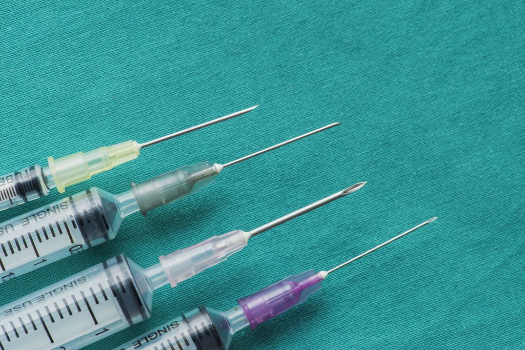 Vacinas de Oxford e Pfizer geram resposta de anticorpos com dose única em idosos, segundo o que aponta novo estudo britânico (Imagem: Rawpixel)