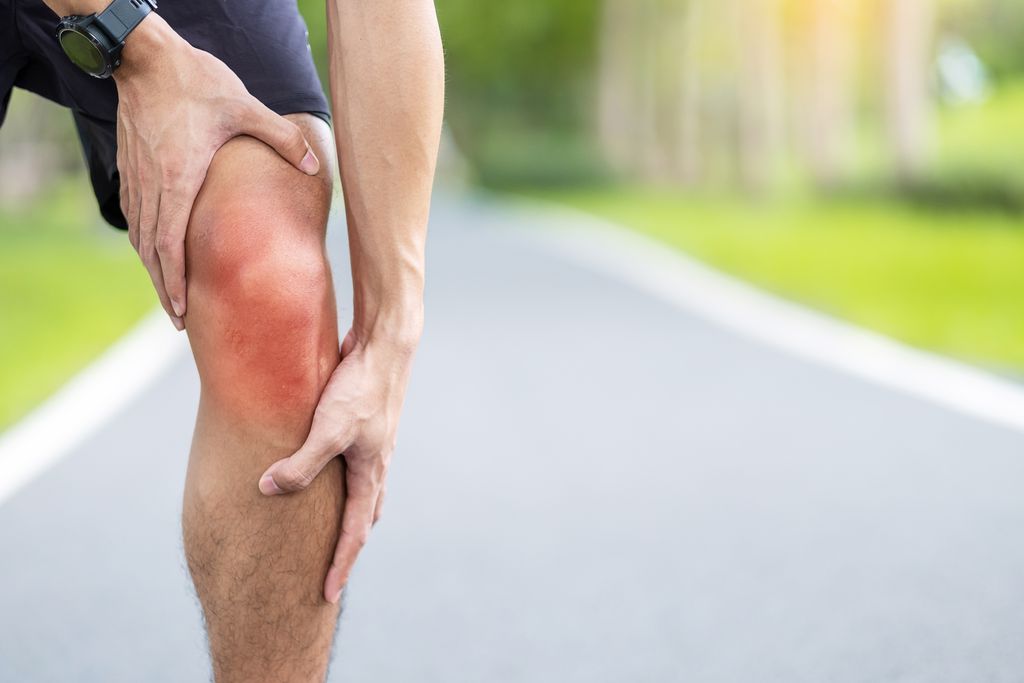 Dor nas pernas é um dos sintomas da síndrome de Guillain-Barré (Imagem: twenty20photos/envato)