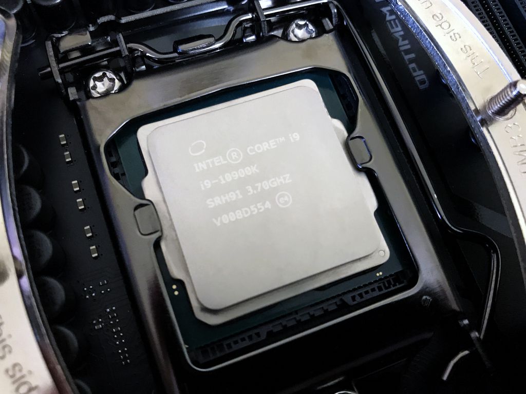 Intel Core i9-10900K: 10 núcleos, 20 threads e até 5,3 GHz de clock num pacote que pede novo soquete (LGA-1200) e muita, mas muita energia