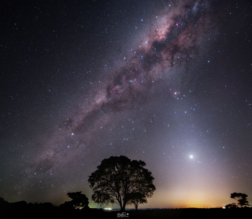 Vênus, luz zodiacal e a Via Láctea brilhando no céu de Cascavel (Imagem: Reprodução/Rodrigo Guerra)