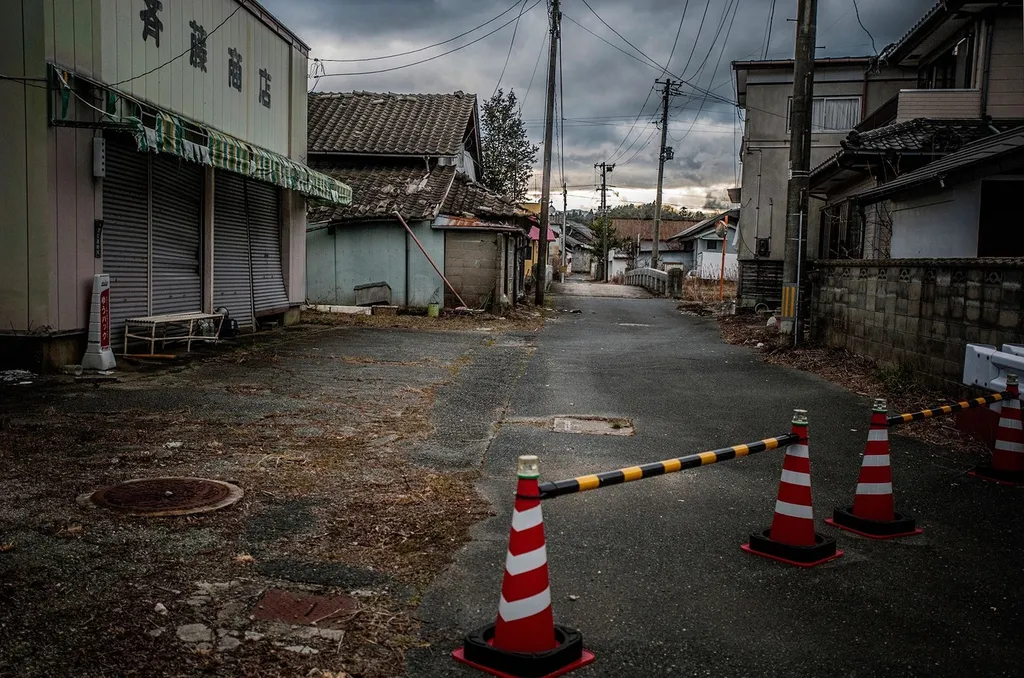 Futaba é a cidade mais próxima à usina de Fukushima e permanece com altos níveis de radiação (Imagem: Reprodução/National Geographic/James Whitlow Delano)