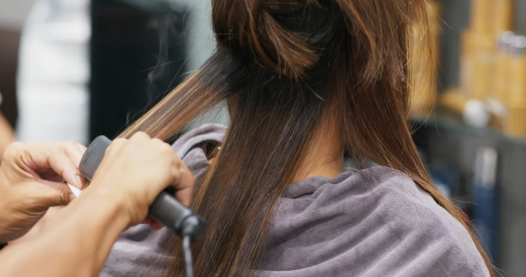 Uso de produtos para o alisamento do cabelo são associados ao maior risco de câncer no útero (Imagem: Leungchopan/Envato)