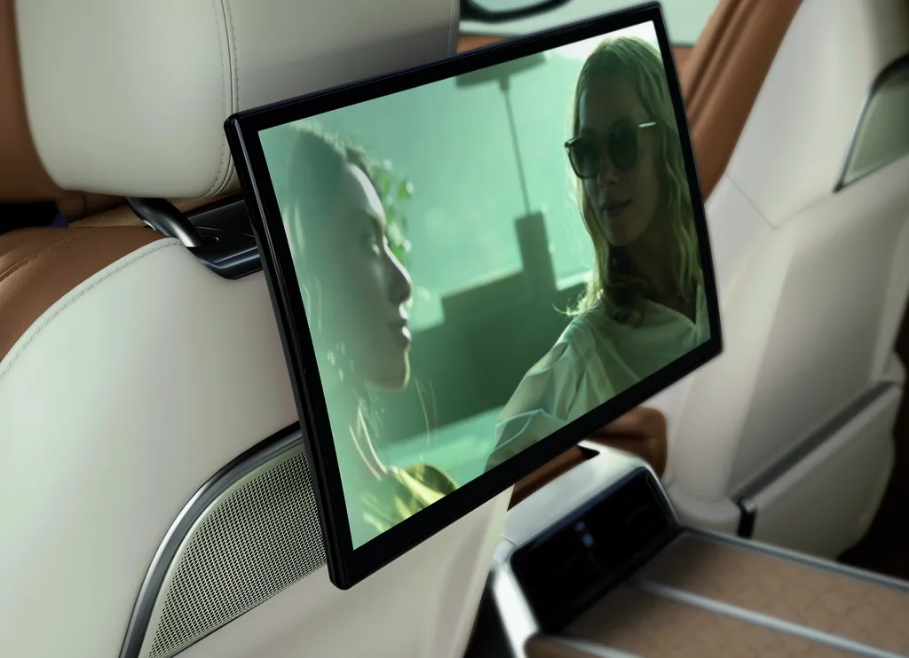 Passageiros também têm suas telas para navegação e entretenimento (Imagem: Divulgação/ Jaguar Land Rover)