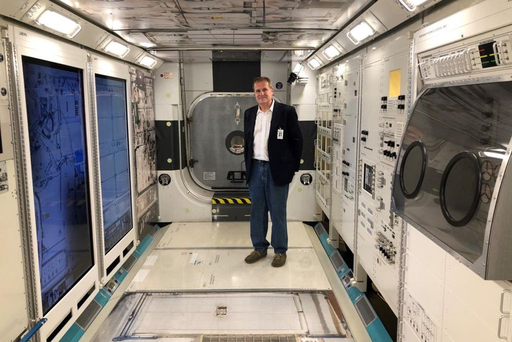Dr. Stephan Moll, nas instalações da NASA (Foto: UNC School of Medicine)
