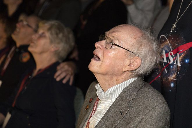 O astrofísico Eugene Parker, de 91 anos, foi homenageado com seu nome batizando a sonda. Aqui, vemos sua reação ao acompanhar o lançamento da Parker Solar Probe ao vivo (Foto: NASA)