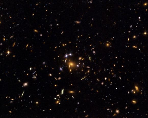Uma imagem do telescópio Hubble do aglomerado de galáxias SDSS J1004 + 4112, observado graças ao efeito de lente gravitacional. Ele fica a cerca de 7 bilhões de anos-luz de distância (Imagem: European Space Agency, NASA, Keren Sharon e Eran Ofek)