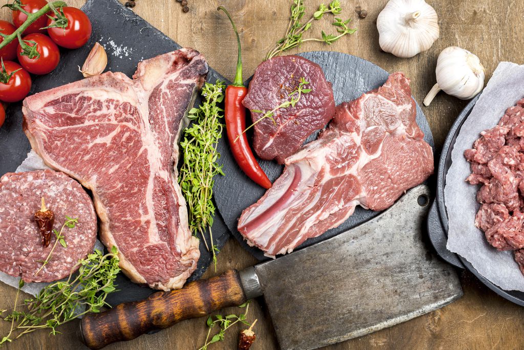 Para quem tem a alergia, o ideal é evitar carne vermelha, laticínios e outros produtos que contenham o açúcar alfa-gal por alguns anos (Imagem: Freepik)