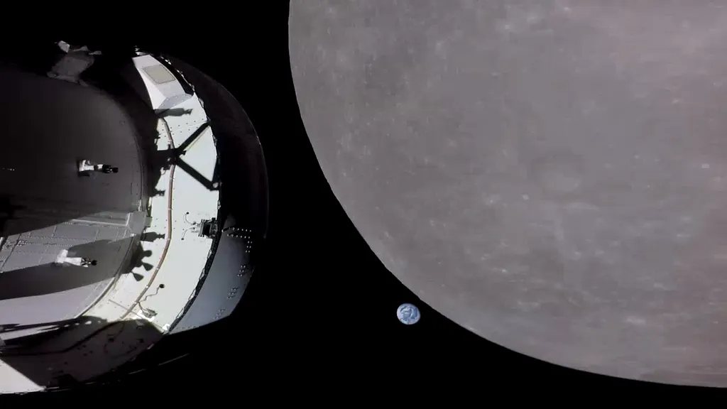 Terra prestes a “se pôr” atrás da Lua, em foto feita pelas câmeras da nave Orion (Imagem: Reprodução/NASA, Artemis 1)