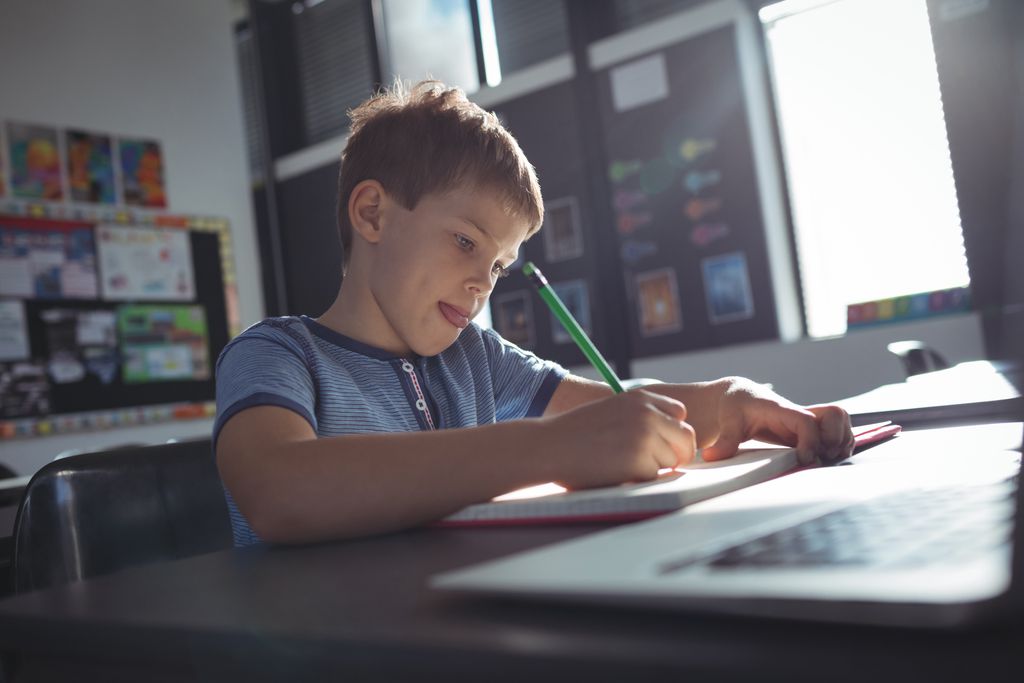 Escrever uma palavra vezes demais nos faz parar de reconhecê-la, causando um estranhamento com algo que sabemos ser familiar — esse é o jamais vu (Imagem: Wavebreakmedia/envato)