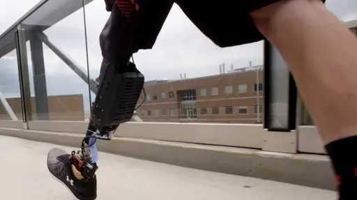 Exoesqueleto inteligente ajuda amputados a caminharem com menos esforço