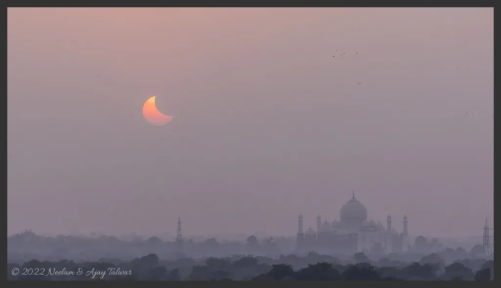 Eclipse solar parcial registrado na Índia (Imagem: Reprodução/Neelam and Ajay Talwar (TWAN)