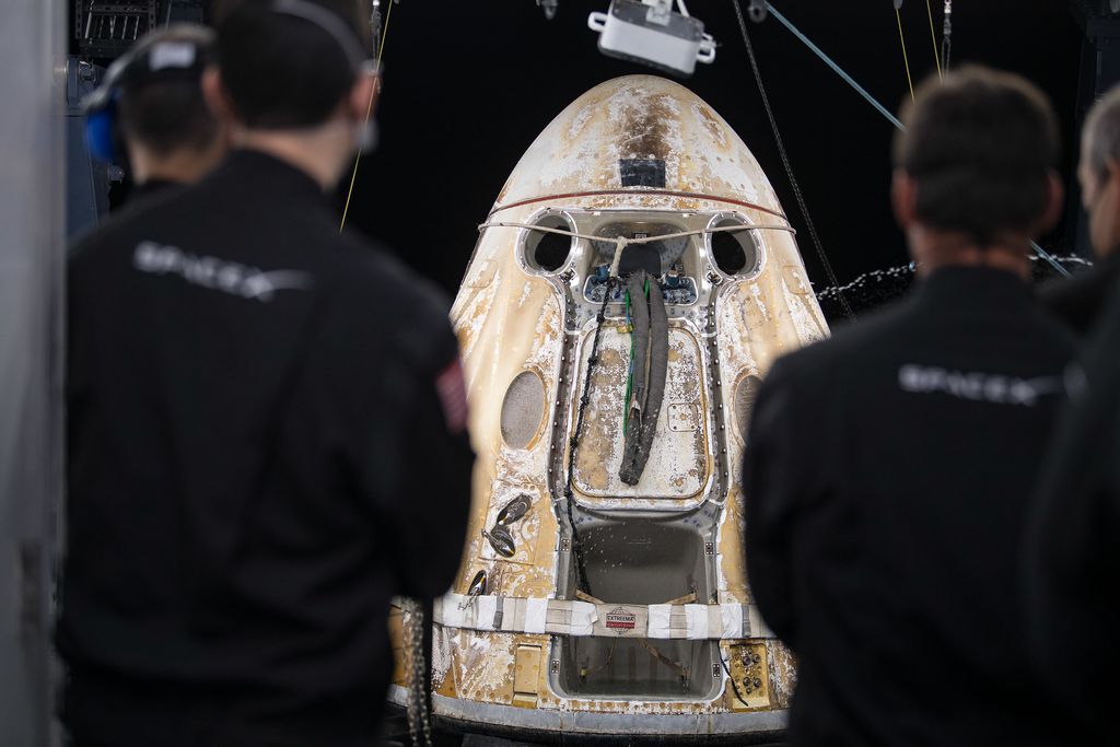 A cápsula Crew Dragon Endeavour sendo levada para a embarcação de recuperação (Imagem: Reprodução/NASA/Aubrey Gemignani0