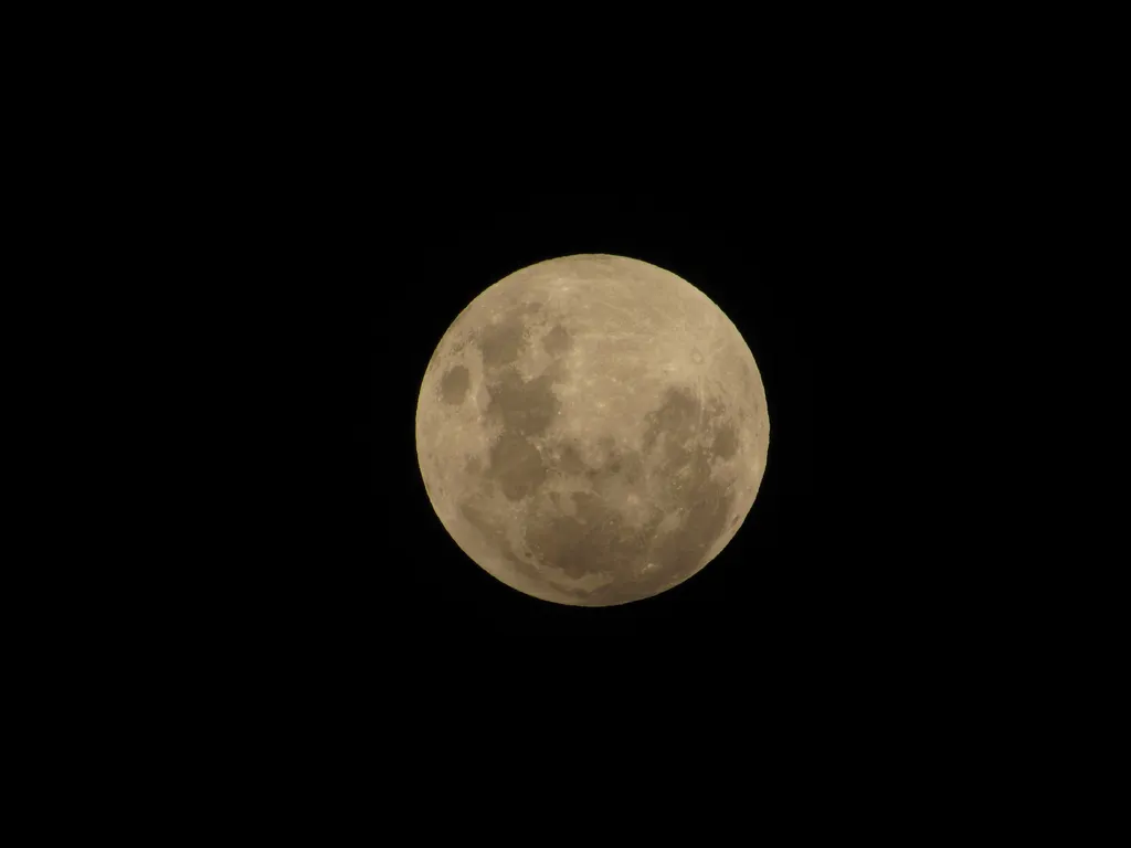 Num eclipse lunar penumbral, o fenômeno pode passar despercebido por apenas deixar a Lua menos luminosa (Imagem: caiostefamasca/Pixabay)