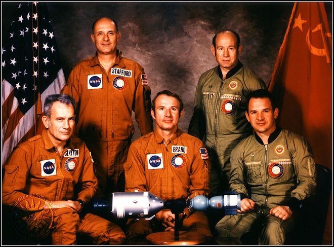 A tripulação da Apollo-Soyuz: os astronautas americanos "Deke" Slayton, Tom Stafford e Vance Brand; e os cosmonautas russos Aleksey Leonov e Valeriy Kubasov. (Foto: NASA)