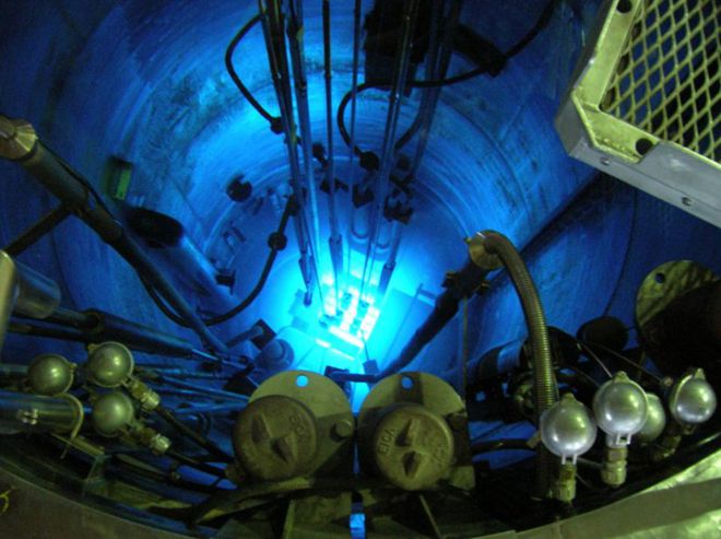 O brilho da radiação Tcherenkov emitida nos tanques de água de um reator nuclear (Imagem: Reprodução/Centro Atomico Bariloche)