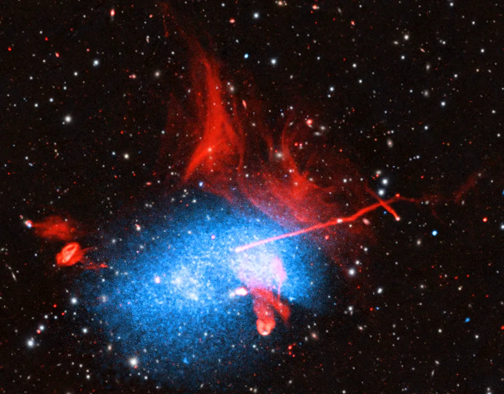 Aglomerado de galáxias Abell 2256 observado em raios X (azul), ondas de rádio (vermelho) e luz visível (branco e amarelo) (Imagem: Reprodução/NASA/CXC/Univ. of Bolonga/K. Rajpurohit et al.; ESA/XMM-Newton/Univ. of Bolonga/K. Rajpurohit et al. LOFAR: LOFAR/ASTRON; GMRT: NCRA/TIFR/GMRT; VLA: NSF/NRAO/VLA; Pan-STARRS)