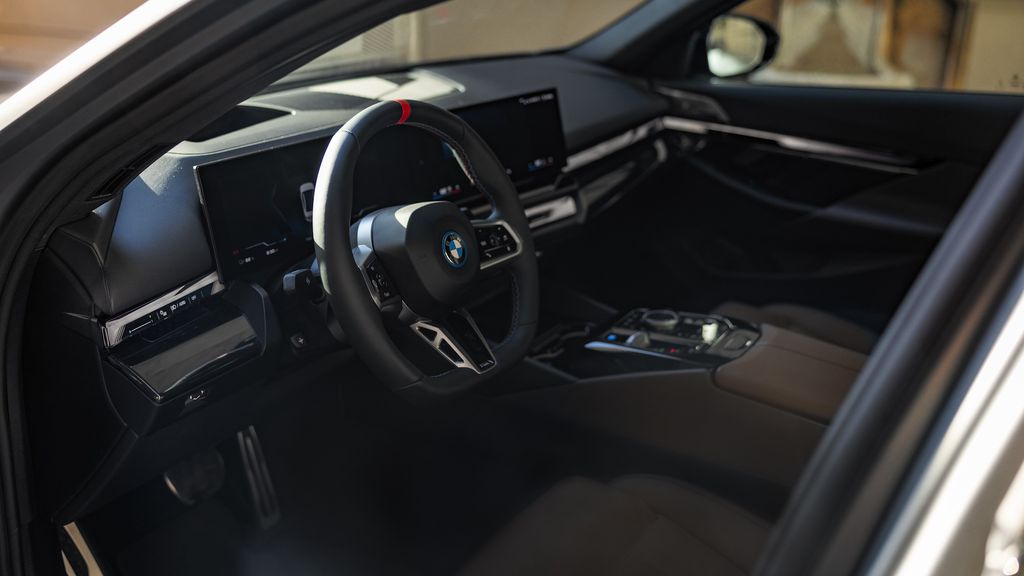Interior dos novos Série 5 seguem o padrão de luxo e conforto da marca alemã (Imagem: Divulgação/BMW)