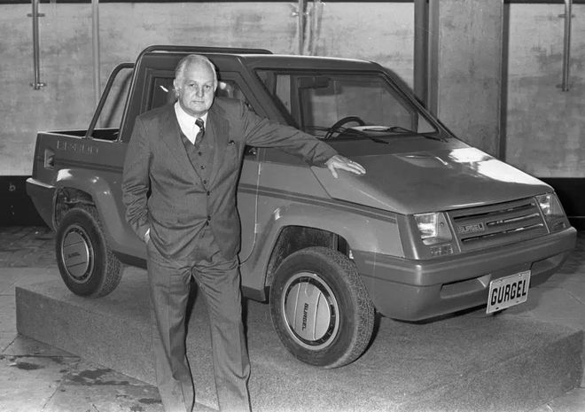 João Gurgel posando em frente ao carro