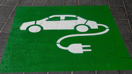 Estradas especiais prometem abastecer carros elétricos em movimento