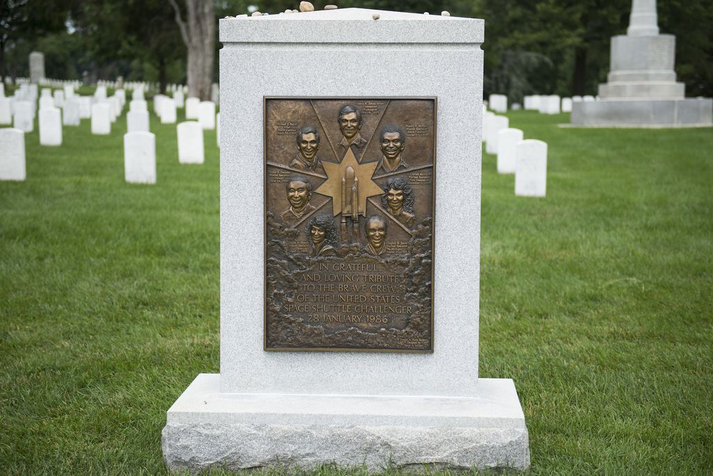 Memorial à tripulação do Challenger (Imagem: Reprodução/Arlington National Cemetery)