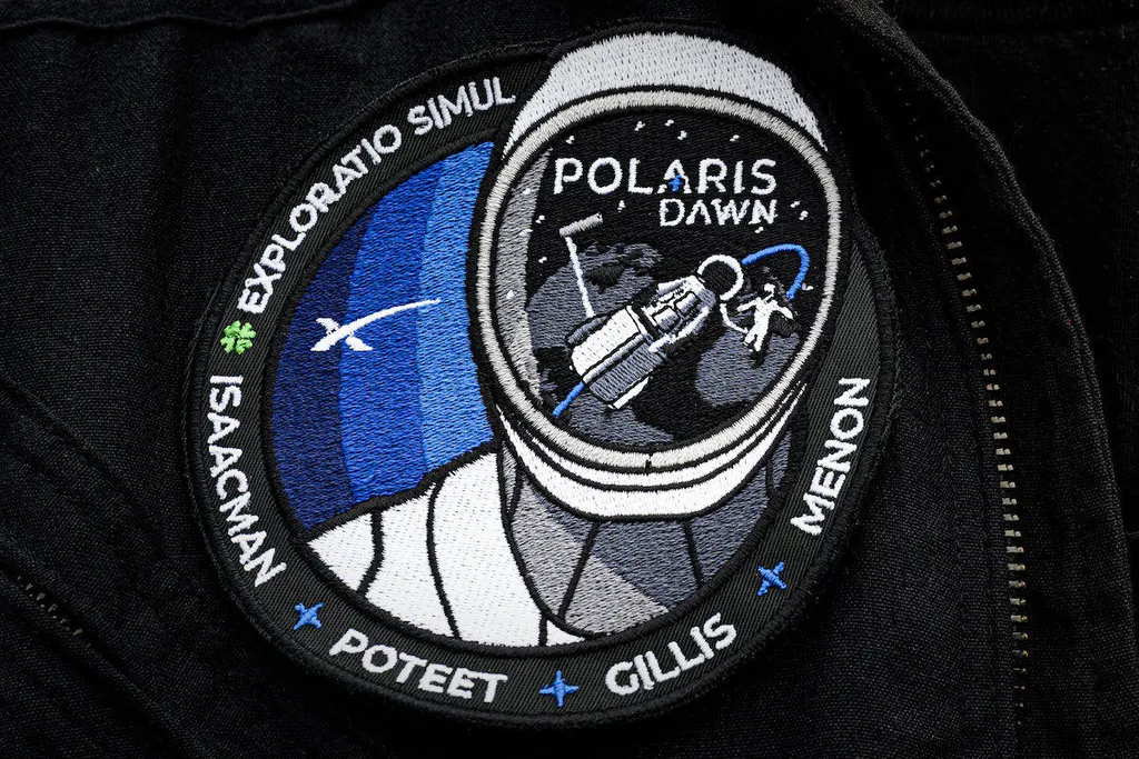A SpaceX ainda não revelou o novo traje espacial, Mas já apresentou a insígnia da missão (Imagem: Reprodução/Polaris Program/John Kraus)