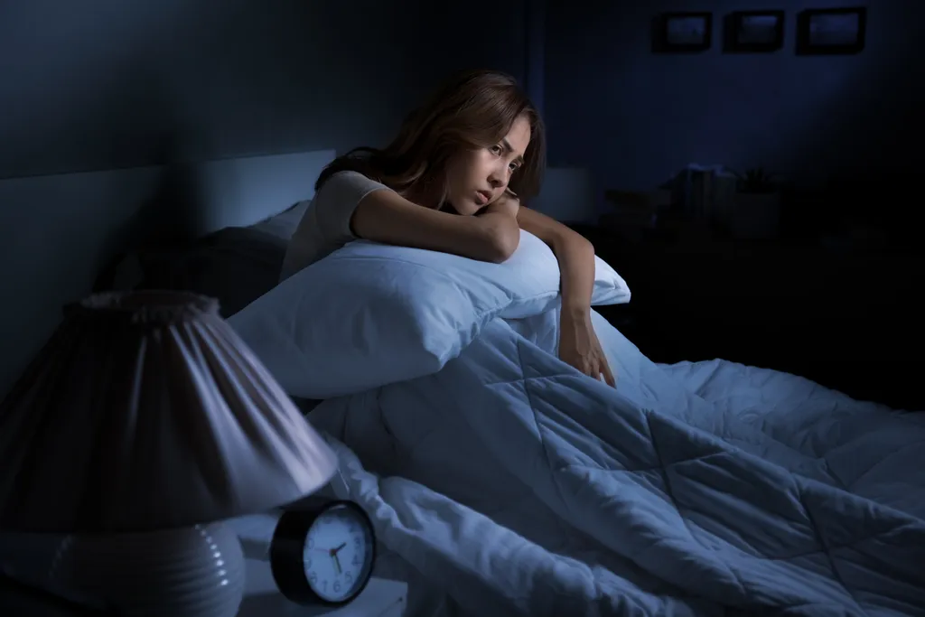 Você sente mais dificuldade para dormir em noites de Lua cheia? (Imagem: amenic181/Envato)