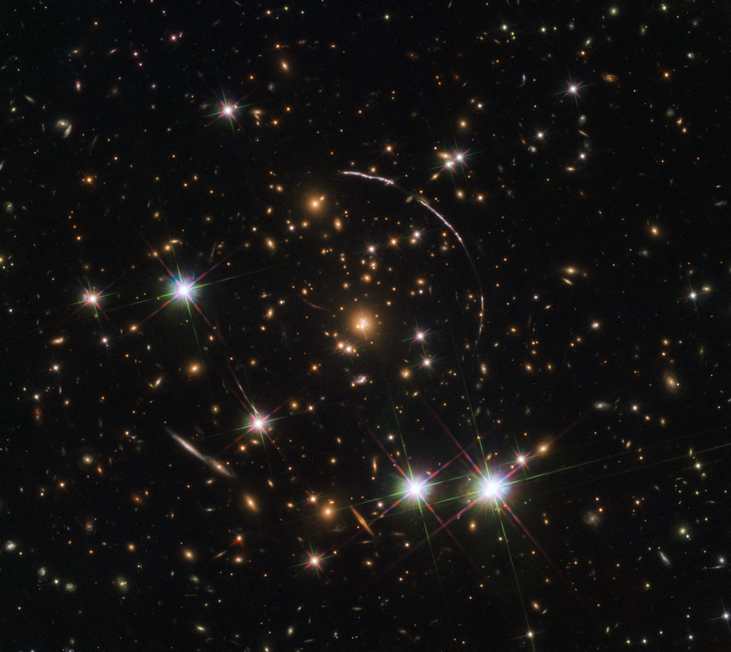 Forte gravidade dobra o tecido do espaço-tempo e forma efeito conhecido como lente gravitacional (Foto: NASA/ESA/Hubble)