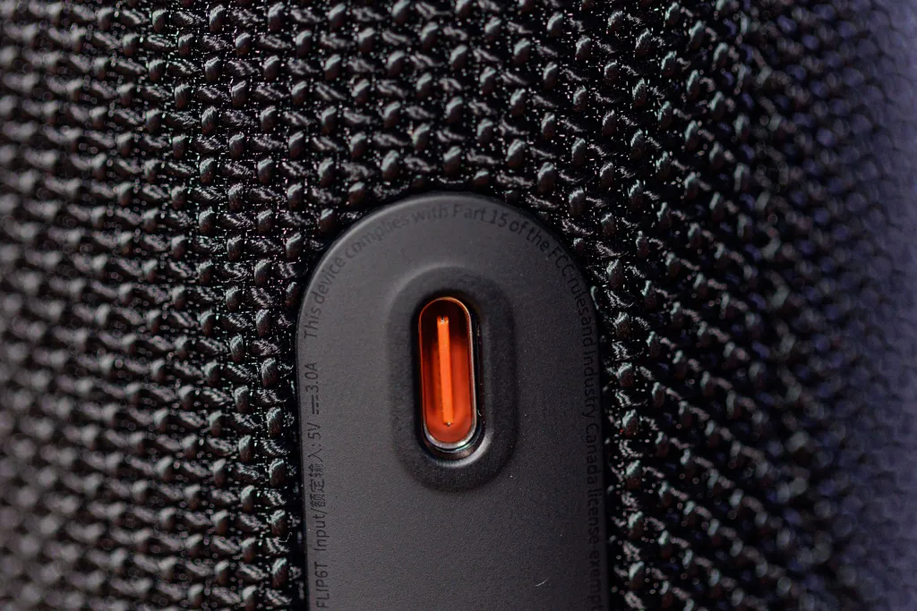 Embora a Flip 6 tenha proteção contra poeira, usuários temem que a porta USB-C, usada para o carregamento da caixa, seja danificado por agentes externos. (Imagem: Ivo Meneghel/Canaltech)