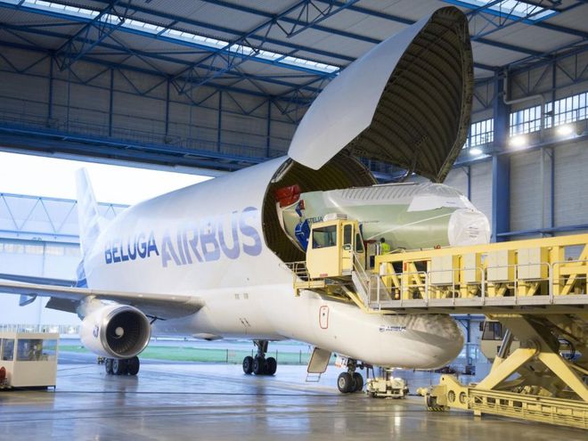 Com capacidade de carga de até 155 toneladas, o novo BelugaXL deve transportar peças de grande porte entre as unidades da Airbus na França e na Alemanha. (Imagem: reprodução/Airbus).