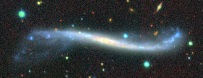 A galáxia UGC 3697 tem uma das maiores dobras que conhecemos (Imagem: Reprodução/DECaLS)