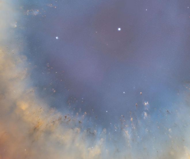 O material ionizado em torno do núcleo da antiga estrela tem sua própria luz (Imagem: Reprodução/NASA, ESA, E C.R. O'DELL/Starts with a Bang)