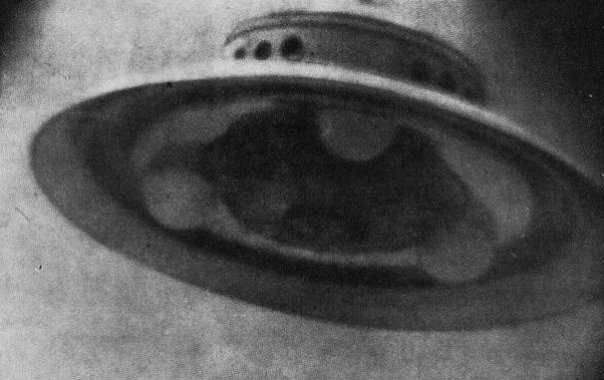 Imagem que Adamski alegou ser de um OVNI, mas análises de um cietnista alemão mostraram que era uma simples luz cirúrgica e suas lâmpadas (Imagem: Domínio público)
