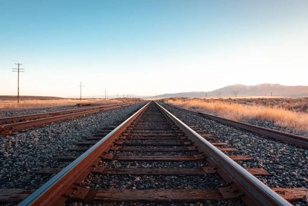 Os trilhos de trens podem ser duramente afetados pelo calor excessivo (Imagem: Reprodução/Jake Weirick/Unsplash)
