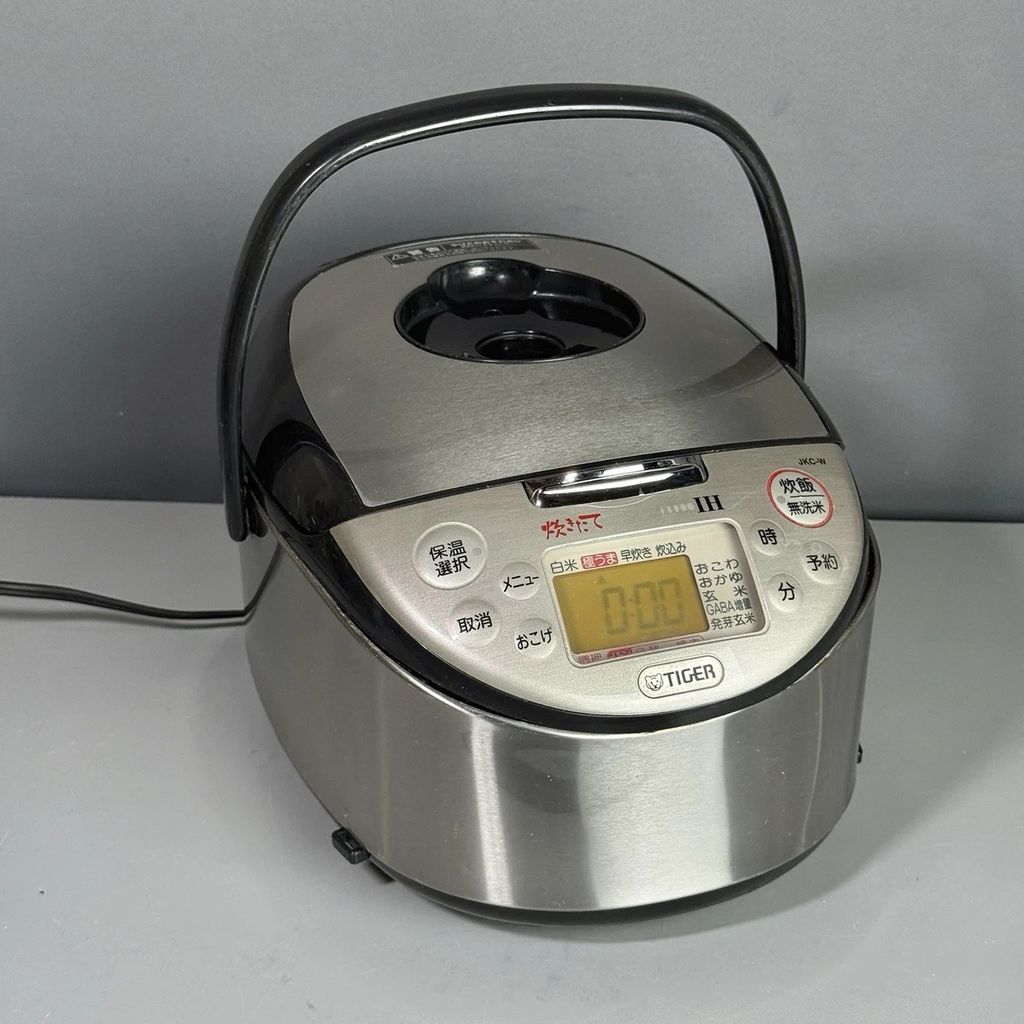 Panela de arroz japonesa premium, com display digital e vários botões de função.
