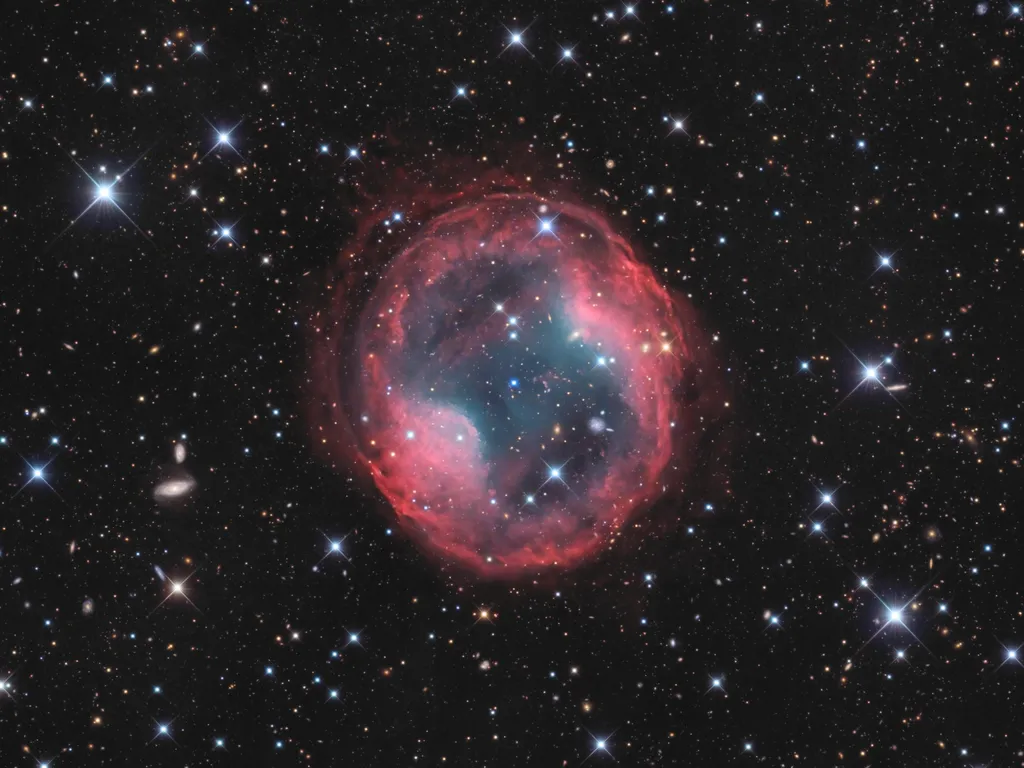 A nebulosa Jones-Emberson 1 e a anã branca em seu interior(Imagem: Reprodução/Serge Brunier, Jean-François Bax, David Vernet, C2PU/OCA)
