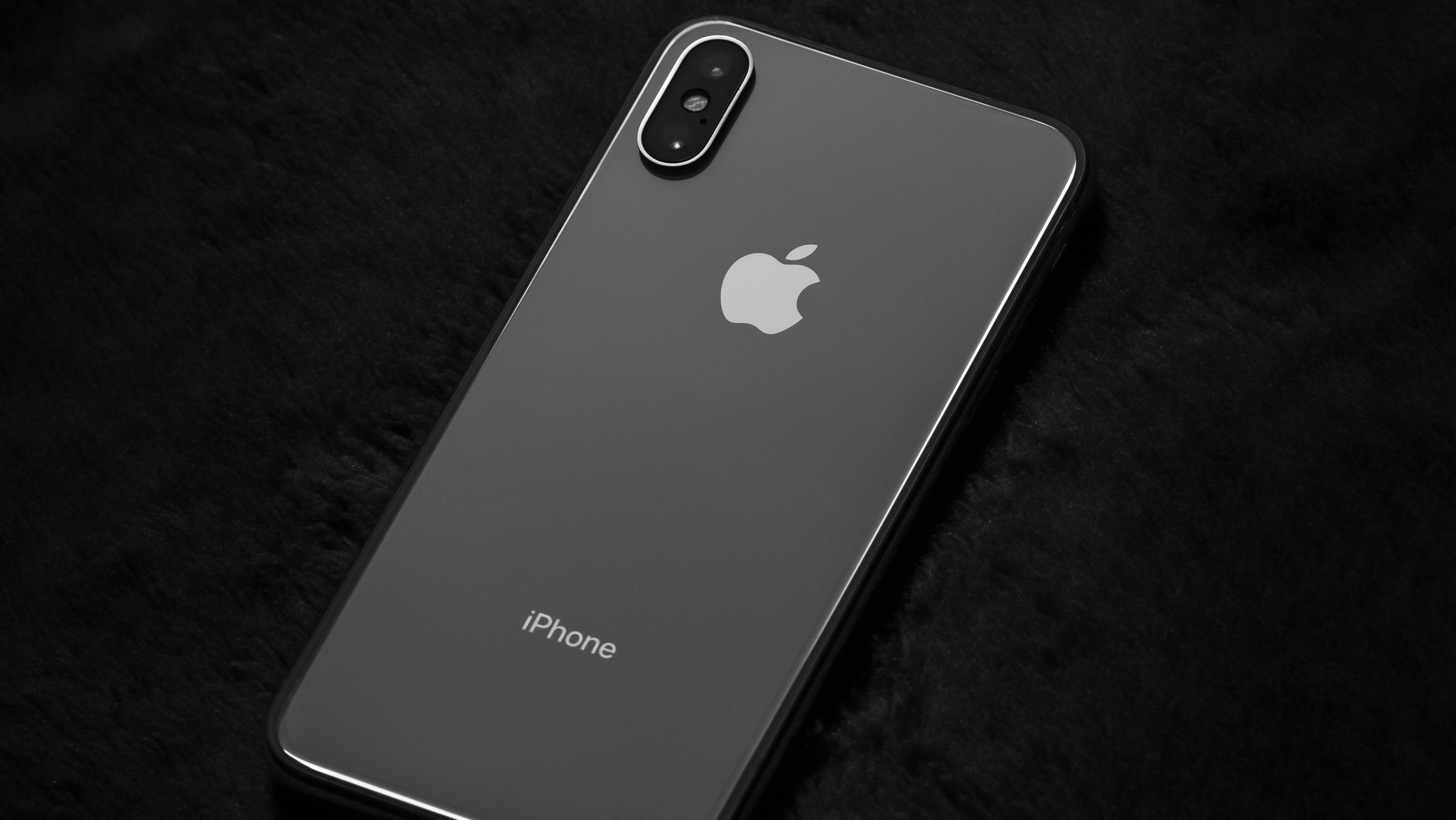 O iPhone Xs foi um dos aparelhos a sofrer com as medidas restritivas da Apple em relação a reparos (Imagem: Omid Armin/Unsplash)