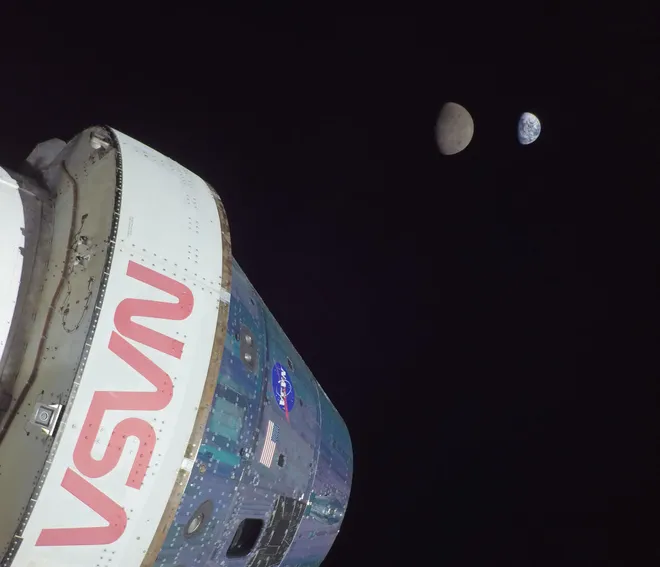 "Selfie" da Orion mostra Terra e Lua ao fundo (Imagem: NASA)