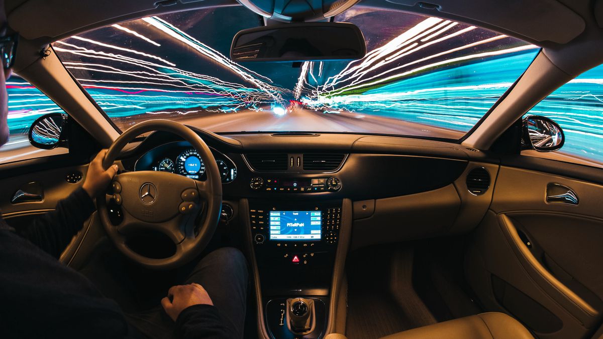 Enjoo ao andar em carros elétricos tem explicação? Ciência diz que sim