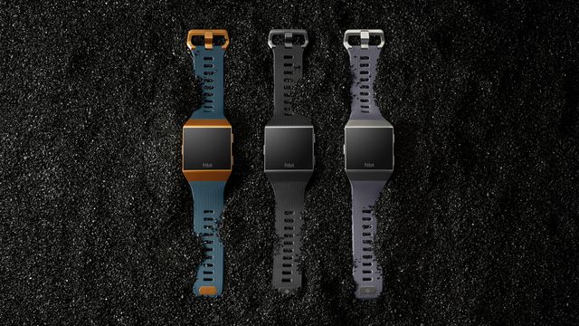 Fitbit lança smartwatch com pulseira fitness e bate de frente com a Apple