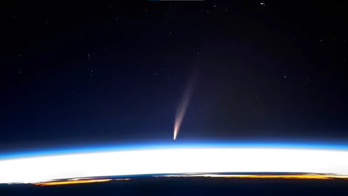 Astronauta tira foto espetacular do raríssimo cometa Atlas visto do espaço