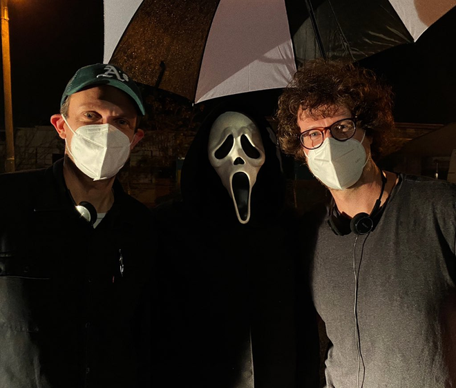 Matt Bettinelli-Olpin, Ghostface e Tyler Gillett no set de Pânico 5 (Imagem: Reprodução/Miramax)