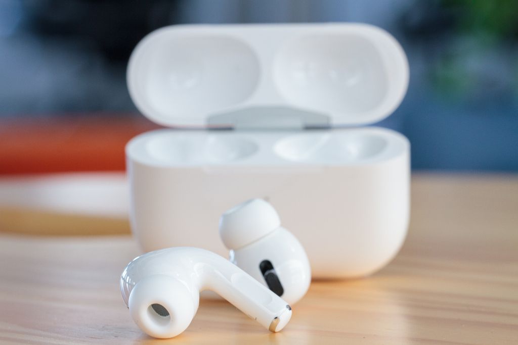 O AirPods Pro funciona muito bem somente com os dispositivos da Apple (Imagem: Ivo Meneghel Jr./Canaltech)