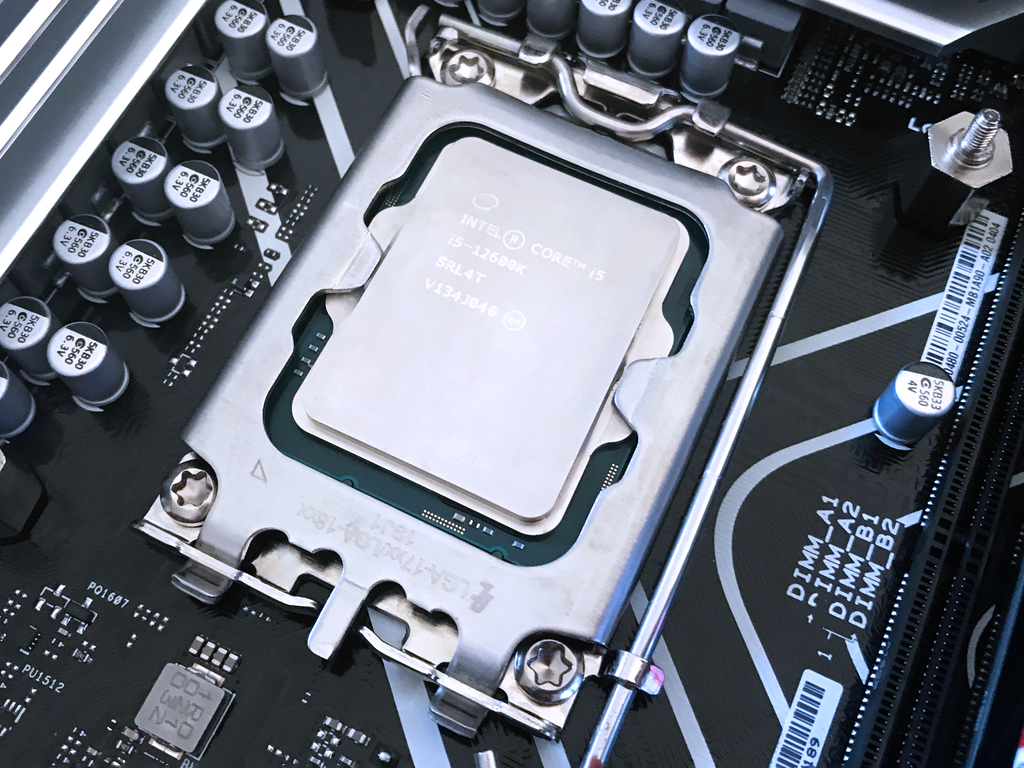 Intel Core i5-12600K foi o rival do AMD Ryzen 7 8700G nos testes do Canaltech (Foto: Jones Oliveira/Canaltech)