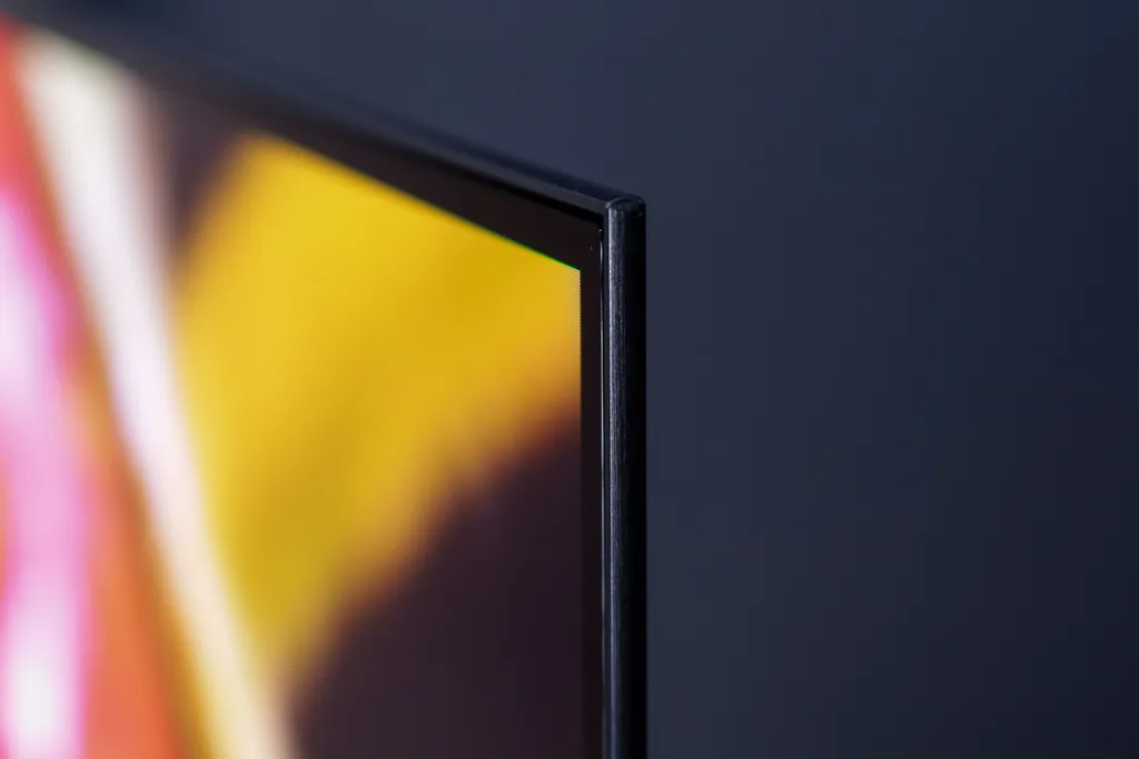 Samsung OLED S90C tem as bordas bem finas e um visual muito elegante (Imagem: Ivo Meneghel Jr/Canaltech)