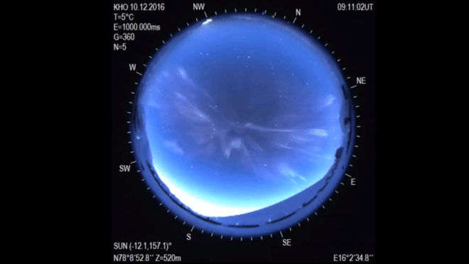 Câmeras localizadas na Noruega, perto do Círculo Polar Ártico, encontraram uma estranha aurora espiral (Imagem: Fred Sigernes/Kjell Henriksen Observatory, Longyearbyen, Norway/Joy Ng)