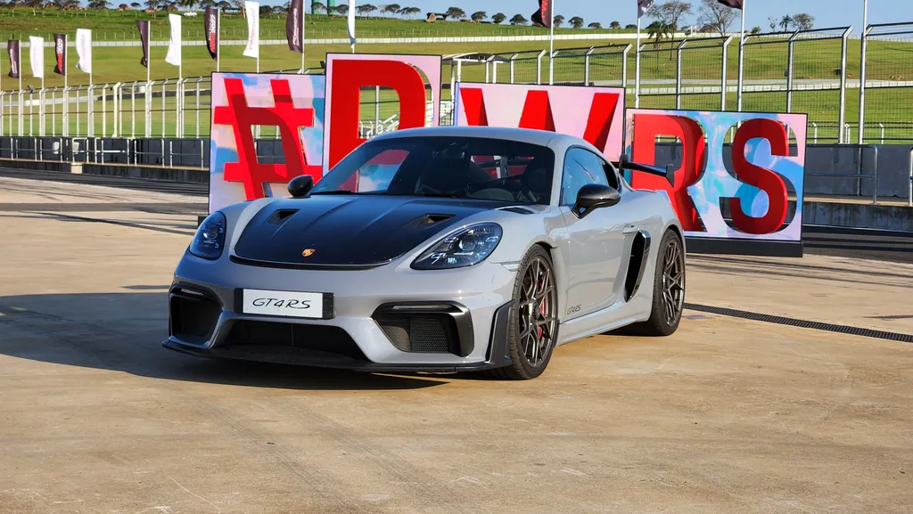 Por mais de R$ 1 milhão, a diversão é garantida dentro do Porsche 718 Cayman GT4 RS (Imagem: Felipe Ribeiro/Canaltech)