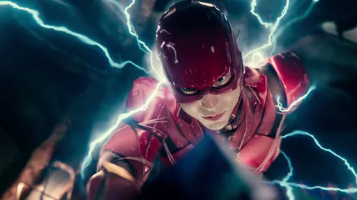 The Flash │ Diretor divulga foto misturando uniforme do Flash com o velho Batman