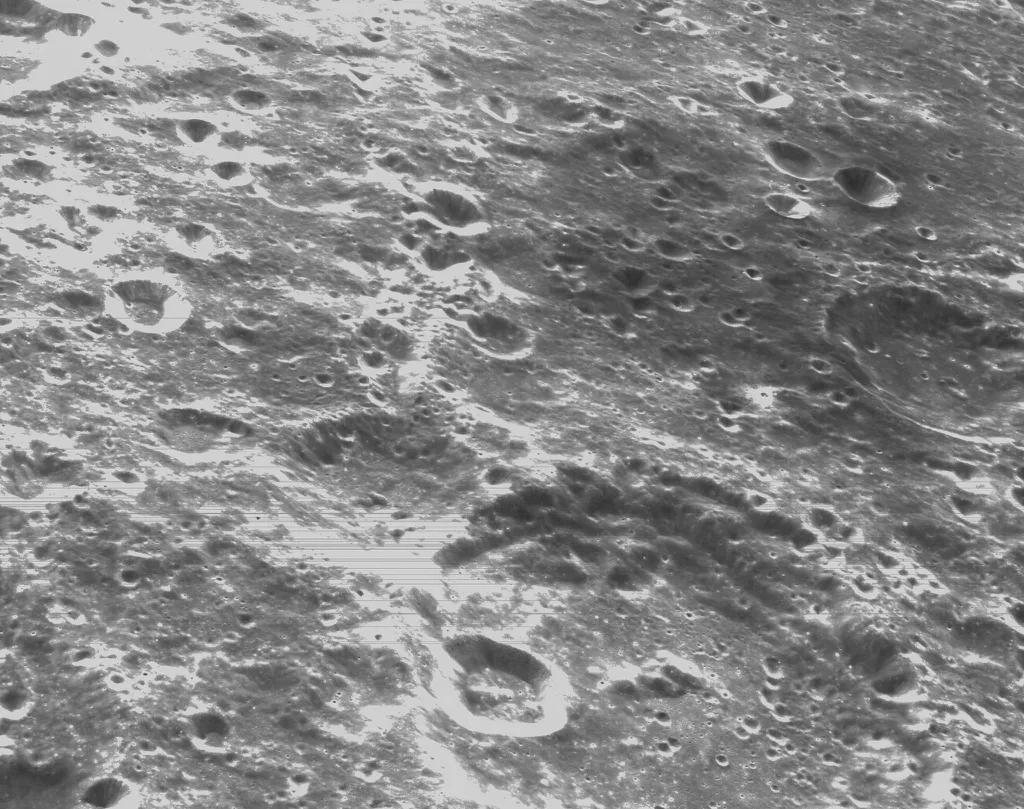 Crateras lunares se destacam nas fotos tiradas pelas câmeras da Orion (Imagem: Reprodução/NASA)